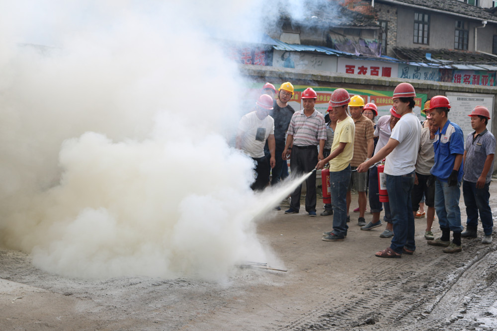 福建易順建筑工程有限公司“東升商城”工程2017年度《安全生產月》消防、救援應急演練